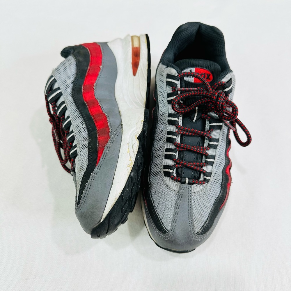 ๐ BOYS NIKE AIR MAX IN WOLF GREY, WHITE, COOL GREY SIZE US 6Y CLOTH W/ LEATHER - Picture 6 of 11